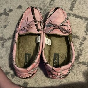 Natural reflections. Size 11 warm slippers pink camo